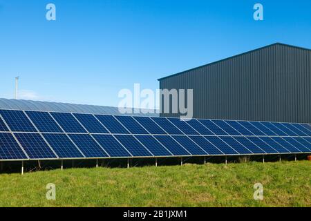 Une rangée de panneaux solaires sur une ferme près d'Anstruther Fife Ecosse. Banque D'Images