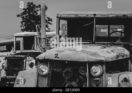 Vieux camion blanc et vert épave. Camion militaire rouillé abandonné. Camion abandonné dédosé. Tragédie et perte. Crise financière et récession économique Banque D'Images