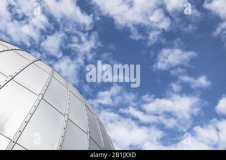 Dôme d'observatoire brillant sous le ciel bleu, photo d'arrière-plan abstraite Banque D'Images