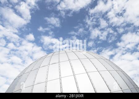 Dôme d'observatoire métallique brillant sous ciel bleu nuageux, photo d'arrière-plan abstraite Banque D'Images