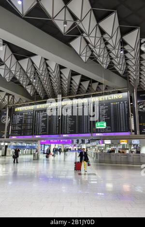 Francfort, Allemagne – 18 janvier 2018 : terminal 1, hall B de l'aéroport de Francfort (FRA) en Allemagne. Banque D'Images