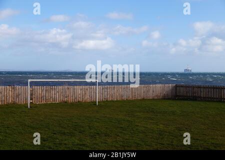 Clôturé dans le terrain de football pour enfants près de la côte à West Wemyss, Fife, Ecosse. Banque D'Images