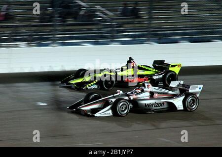 Newton Iowa, 20 juillet 2019: Course de nuit, Will Power, #12 course pour Team Penske, sur la piste de course pendant la course de l'Iowa 300 Indycar. Banque D'Images