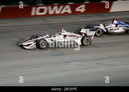 Newton Iowa, 20 juillet 2019: Course de nuit, Will Power, #12 course pour Team Penske, sur la piste de course pendant la course de l'Iowa 300 Indycar. Banque D'Images