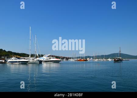 Parking en bateau en été. Marina lot et bateaux amarrés dans la baie. Banque D'Images