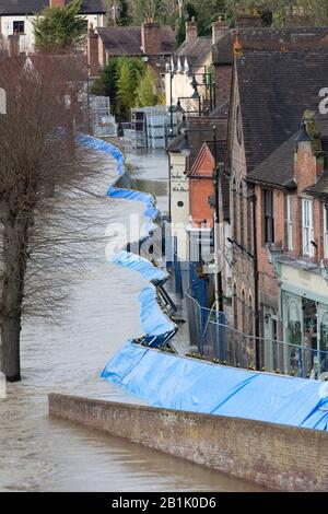 Ironbridge, Shropshire. 26 février 2020. Météo au Royaume-Uni : les barrières temporaires aux inondations qui retiennent la rivière Severn de la ville d'Ironbridge, ont commencé à se déplacer avec le poids de l'eau, permettant ainsi à l'eau de la rivière de pénétrer les barrières. La police des West Midlands a mis en place une évacuation d'urgence de toutes les propriétés le long Du Wharfage. Crédit: Rob Carter/Alay Live News Banque D'Images