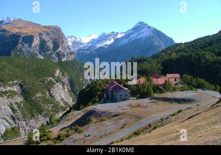 Vue sur Casina del Lago, située au-dessus du barrage du lac Cancano dans la vallée de la Fraele dans le parc national du Stelvio à 1884 mètres au-dessus du niveau de la mer Banque D'Images