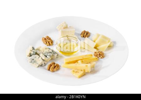 En-cas au vin, sucré, un ensemble de fromages, miel, noix, apéritif avant alcool, nourriture sur plaque, vue sur fond blanc isolé. Pour le menu, reposez-vous Banque D'Images