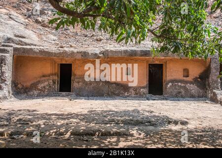 Grottes De Panhale Kaji Ou De Panhalakaji, District- Sindhudurg, Maharashtra, Inde : Vue Générale Des Grottes Nos 10 Et 11. Banque D'Images