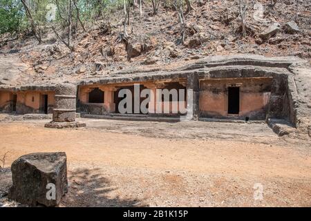 Grottes De Panhale Kaji Ou Panhalakaji, District- Sindhudurg, Maharashtra, Inde : -Vue Sur La Grotte No . 12 avec un stupa dans la cour en face de l'entrée Banque D'Images