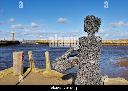 Une sculpture whitby fisherlass, un hommage aux familles de pêcheurs des villes, Tate Hill Pier, Whitby, North Yorkshire, Angleterre, Royaume-Uni Banque D'Images