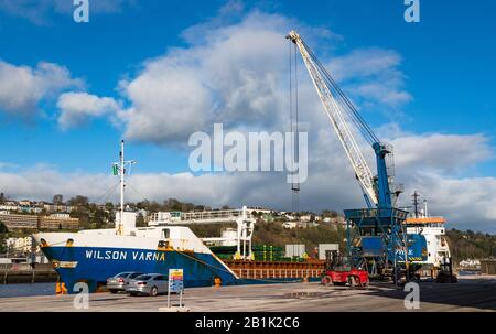 Cork City, Irlande - 24 février 2020: General Cargo Ship Wilson Varna déchargement de fret au port de Cork City, Irlande Banque D'Images