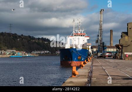 Cork City, Irlande - 24 février 2020: Navires de fret généraux déchargeant le fret au port de Cork City, Irlande Banque D'Images