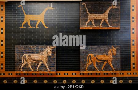 Aurochs (taureaux) et Mushussus (dragons). Ishtar gate. Babylone. Neo-Babylone. 604-562 C.-B. Brique Vernie. Irak. Musée Archéoligique D'Istanbul. Turquie. Banque D'Images