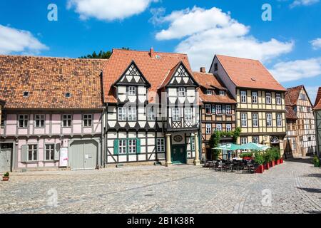 Quedlinburg, Allemagne – 20 Juin 2016. Bâtiments historiques traditionnels à colombages dans la rue Schlossberg de Quedlinburg, avec Klopstockmuseum, Feini Banque D'Images