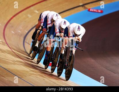 Ed Clancy de Grande-Bretagne dirige son équipe dans l'équipe masculine De Poursuite qualifiant pendant le premier jour des Championnats du monde de cyclisme sur piste UCI 2020 à Velodrom, Berlin. Banque D'Images