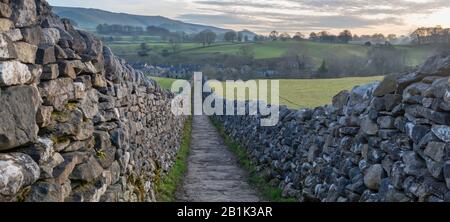 Vue sur Sedber Lane, un parcours de cheval à parois étroites reliant Grassingon et Lintom à Wharfedale, Yorkshire Dales Banque D'Images