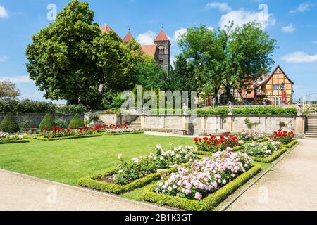 Quedlinburg, Allemagne – 20 Juin 2016. Jardin de Schlossgarten Quedlinburg avec végétation et tours de Stiftskirche St Servatius en arrière-plan. Banque D'Images