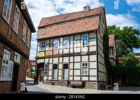 Quedlinburg, Allemagne – 20 Juin 2016. Bâtiment historique traditionnel à colombages dans la rue Finkenherd de Quedlinburg, en Allemagne. Banque D'Images