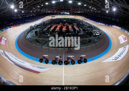 Berlin, Allemagne. 26 février 2020. Cyclisme/piste : Championnat du monde, femmes de poursuite d'équipe, qualification : l'équipe britannique, composée d'Elinor Barker, Katie Archibald, Eleanor Dickinson et Neah Evans, se déplace sur la piste. (Tourné avec un objectif fisheye) crédit: Sebastian Gollnow/dpa/Alay Live News Banque D'Images