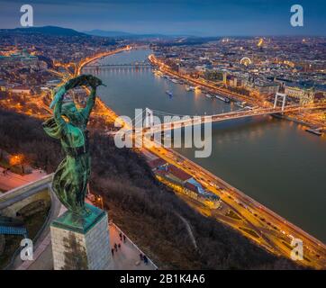 Budapest, Hongrie - vue panoramique aérienne de Budapest d'en haut, avec Statue de la liberté, Elisabeth et Szecheni Chain Bridge et bateau à visiter Banque D'Images