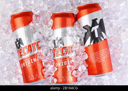 Irvine, CALIFORNIE - 29 MARS 2018 : trois Canettes King de bière Tecate Originale dans la glace. La brasserie Cuauhtemoc Moctezuma est un brasseur majeur basé à Monterrey Banque D'Images