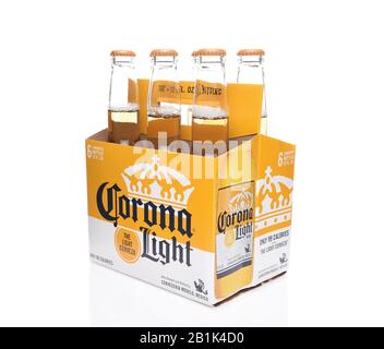 Irvine, CALIFORNIE - 14 DÉCEMBRE 2017 : lot de 6 bouteilles de bière Corona Light. Corona est la bière importée la plus populaire aux États-Unis. Banque D'Images