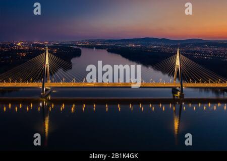 Budapest, Hongrie - vue aérienne de la belle haubans Pont Megyeri sur Danube avec ciel bleu et orange après le coucher du soleil Banque D'Images