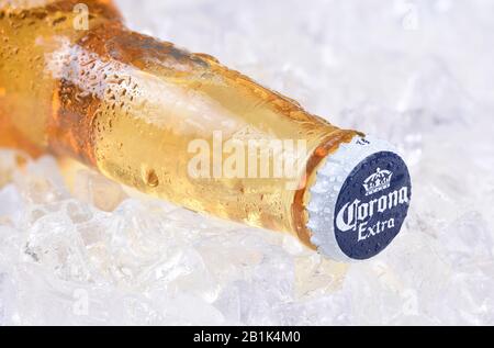 Irvine, CALIFORNIE - 15 DÉCEMBRE 2017 : une bouteille de bière Corona Extra sur glace. Corona est la bière importée la plus populaire aux États-Unis. Banque D'Images