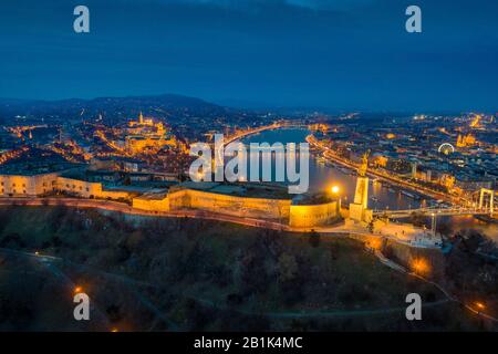 Budapest, Hongrie - vue panoramique aérienne de Budapest à l'heure bleue. Cette vue comprend la Statue de la liberté éclairée sur la colline Gellert, le château de Buda Roya Banque D'Images