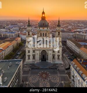 Budapest, Hongrie - vue aérienne de la célèbre basilique Saint-Étienne le matin avec un soleil doré à l'arrière Banque D'Images