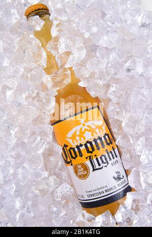 Irvine, CALIFORNIE - 29 MARS 2018 : gros plan d'une bouteille de bière Corona Light dans la glace. Corona est l'importation la plus polile aux États-Unis. Banque D'Images