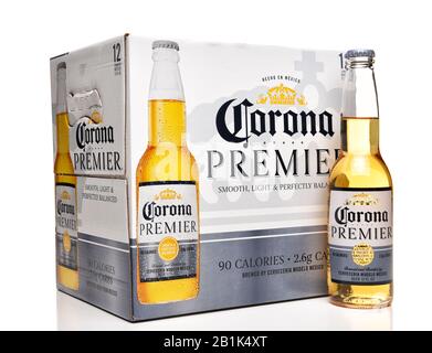 Irvine, CALFORNIA - 17 FÉVRIER 2019: Corona Premier 12 bouteilles, Corona Premier est une bière légère de qualité avec 2,6 grammes de glucides et 90 calories. Banque D'Images