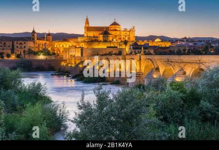 Vue panoramique de nuit à Cordoue, avec le pont romain et Mezquita sur la rivière Guadalquivir. Andalousie, Espagne. Banque D'Images