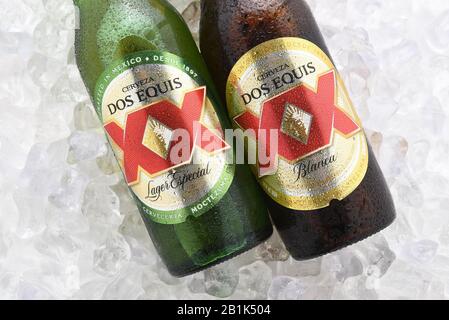 Irvine, CA - 14 JUIN 2017 : DOS Equis Blanca et Especial sur glace. Deux bouteilles de bière de la brasserie Cuauhtemoc-Moctezuma à Monterrey, au Mexique, un affaissement Banque D'Images