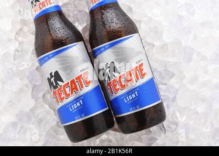 Irvine, CA - 14 JUIN 2017 : bouteilles Tecate Light sur glace. Deux bouteilles de Tecate Light, un lager pâle populaire nommé d'après la ville de Tecate, Baja Calif Banque D'Images