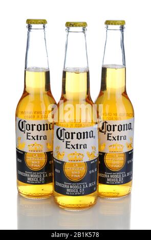 Irvine, CA - 11 janvier 2013 : photo d'une bouteille de bière Corona Extra de 12 onces. Corona, produit par Grupo Modelo avec Anheuser Busch InBev, est le mos Banque D'Images