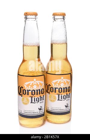 Irvine, CALIFORNIE - 14 DÉCEMBRE 2017 : deux bouteilles de bière Corona Light. Corona est la bière importée la plus populaire aux États-Unis. Banque D'Images