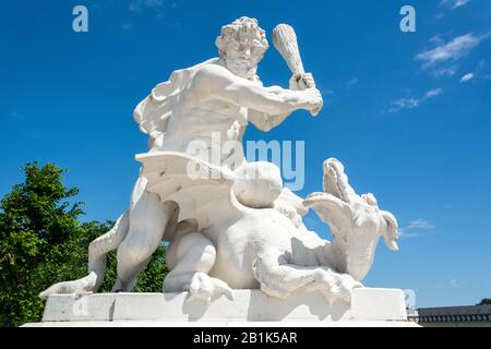 Karlsruhe, Allemagne – 24 Juin 2016. Sculpture de l'homme luttant avec le dragon devant le palais de Karlsruhe. Banque D'Images