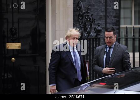 (200226) -- Londres, Le 26 Février 2020 (Xinhua) -- Le Premier Ministre Britannique Boris Johnson Quitte 10 Downing Street Pour Les Questions Du Premier Ministre, À Londres, En Grande-Bretagne, Le 26 Février 2020. Johnson a annoncé mercredi un examen majeur de l'approche post-Brexit du pays en matière de défense, de sécurité et de développement international, qui définira et redéfinira la place de la Grande-Bretagne dans le monde. Décrit comme le plus grand examen de la politique étrangère, de défense, de sécurité et de développement de la Grande-Bretagne depuis la fin de la Guerre froide, il couvrira tous les aspects de la place de la Grande-Bretagne dans le monde, du service diplomatique et du pays Banque D'Images