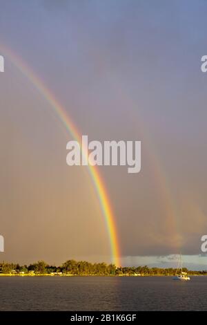 Rainbow devant Rotoava, Fakarava, Tuamotu Archipel, Polynésie française Banque D'Images