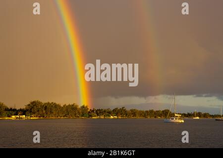 Rainbow devant Rotoava, Fakarava, Tuamotu Archipel, Polynésie française Banque D'Images