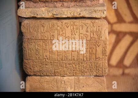 Brique cuneiform dans le mur. Mésopotamie Du Sud. Début De La Période Dynasties Girsu (Telloh). Musée Archéologique D'Istanbul. Istanbul. Banque D'Images