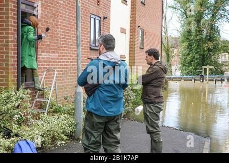 Bewdley, Royaume-Uni. 26 février 2020. Les médias britanniques convergent sur la petite ville de Worcestershire de Bewdley alors que la rivière Severn atteint un niveau élevé précédent avec des niveaux d'eau qui déborde les barrières pendant la nuit. Des équipes de caméras de télévision sont établies dans toute la ville pour enregistrer cette situation d'urgence de toutes les perspectives. Crédit: Lee Hudson/Alay Live News Banque D'Images