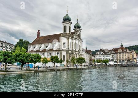 Lucerne, Suisse - 26 juin 2016. Vue sur l'église jésuite le long de la rivière Reuss à Lucerne. Banque D'Images