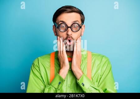 Gros plan portrait de son joli comique humoristique gai gai gai guery stupéfié gars portant une chemise festale omg expression isolée sur brillant éclat vif Banque D'Images