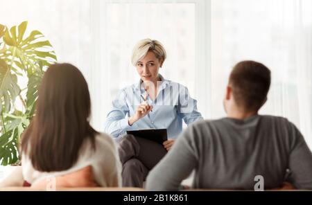 Conseiller Familial Donnant Des Conseils À Un Couple Marié Assis À Bureau Banque D'Images