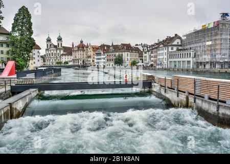 Lucerne, Suisse - 26 juin 2016. Barrage à aiguilles dans la rivière Reuss à Lucerne, Suisse. Banque D'Images