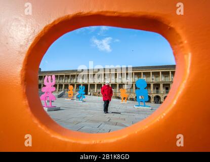 Un membre du public voit une installation intitulée People Play, par l'artiste Alice Irwin, au Piece Hall à Halifax. Banque D'Images