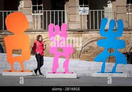 Un membre du public voit une installation intitulée People Play, par l'artiste Alice Irwin, au Piece Hall à Halifax. Banque D'Images